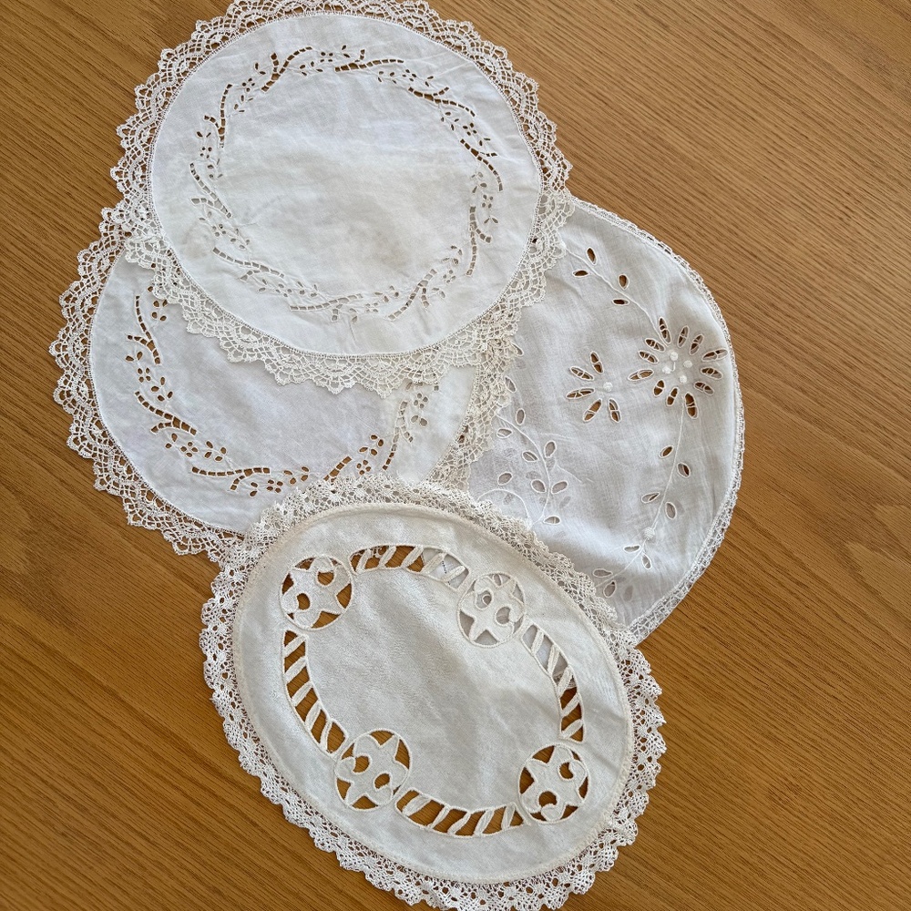SET OF FOUR VINTAGE TEA COSY AND DOILIES